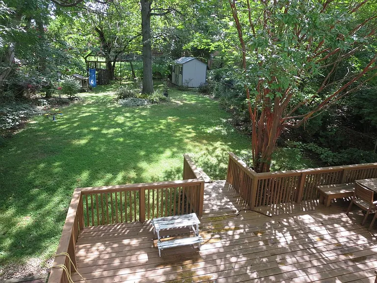 Enormous back yard & deck