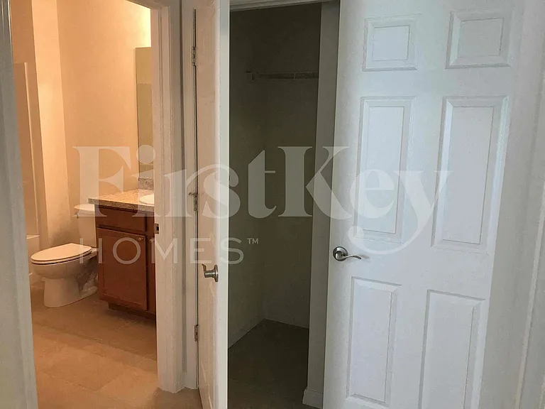 217 NW 9th St — Photo 16