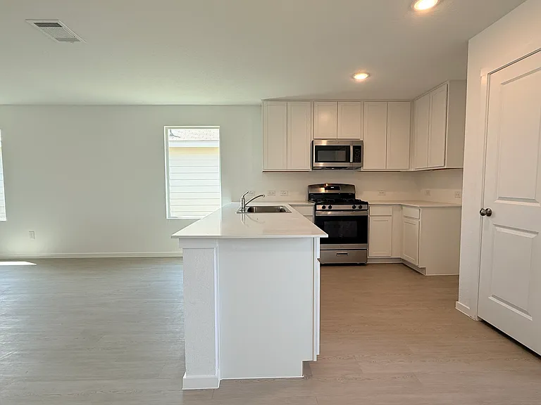 3195 Dispatch Dr — Photo 7