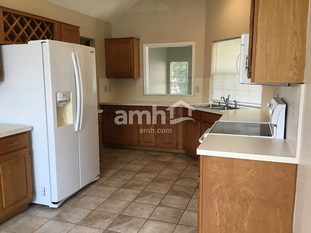 3 bed, 2.5 bath, 1645 sqft, $2,495 — Photo 2