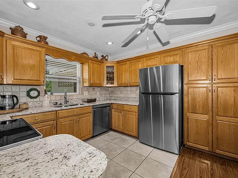 253 Park Cir S — Photo 11