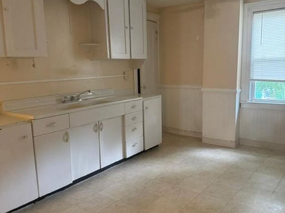 2nd image of 12 Alvin Pl #2