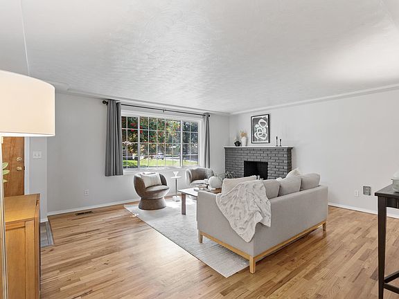 3rd image of 724 W Carolina Way