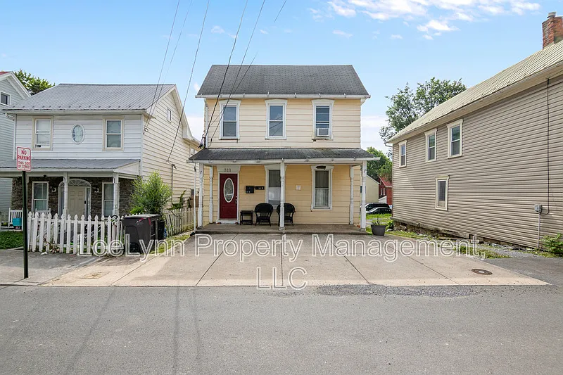 3 bed, 1.0 bath, 1100 sqft, $1,400 — Photo 1