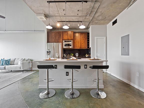 5th image of 2000 Bagby St APT 7414