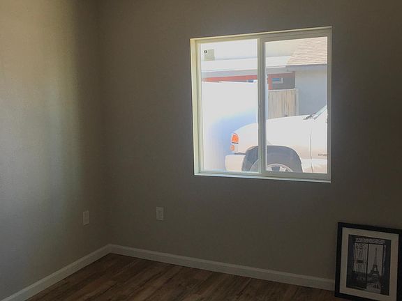 Bedroom- accommodates 1 full or queen bed