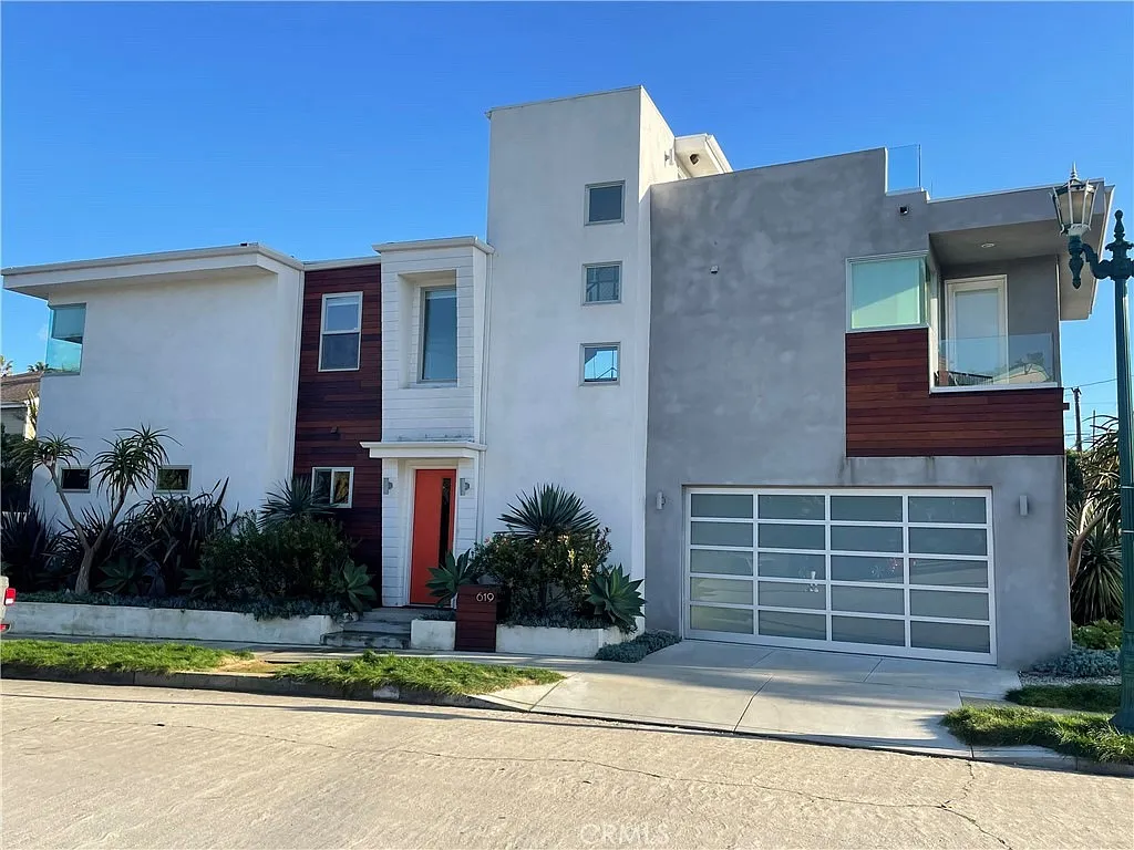 4 bed, 2223 sqft, $8,100 — Photo 1