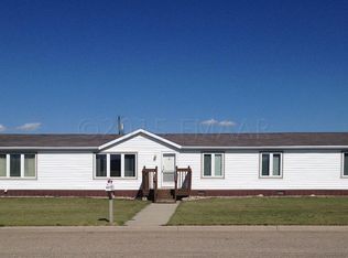 437 4th St NW, Gwinner, ND 58040