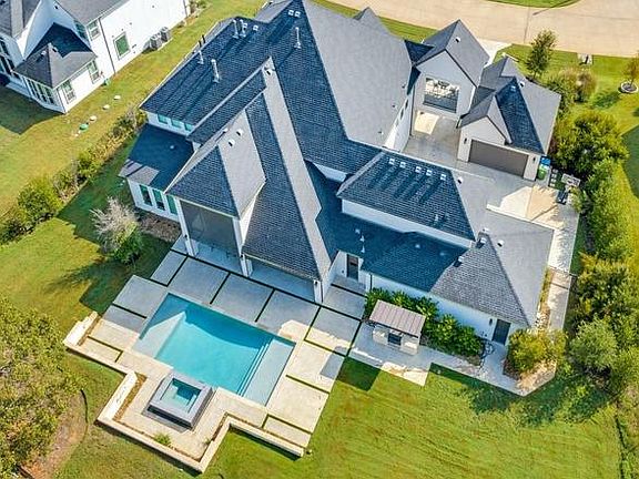 2nd image of 3801 Melville Cir