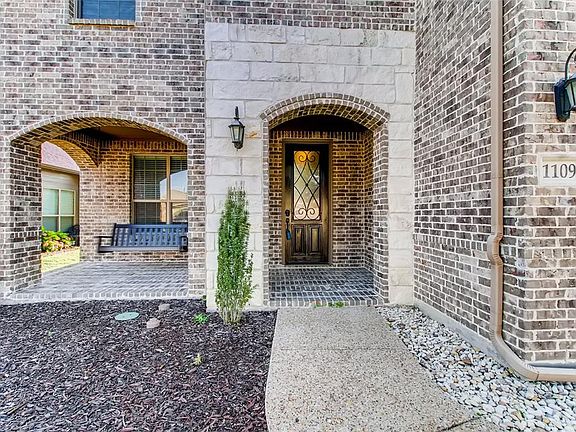 2nd image of 1109 River Oak Ln