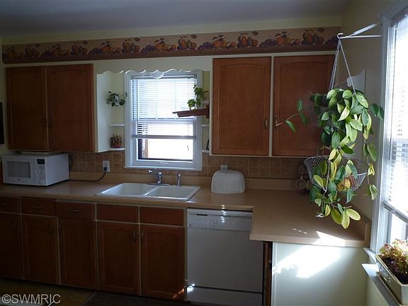 3rd image of 412 Evelyn Ave