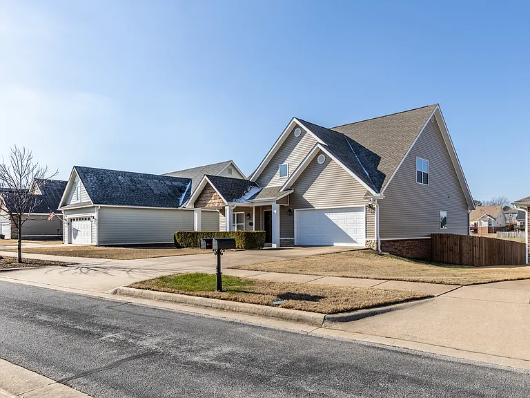 1501 NE Dysart Woods Ln — Photo 3