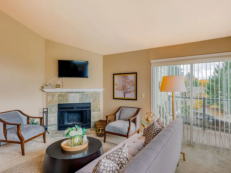 Sunset Summit Apartments — Photo 10