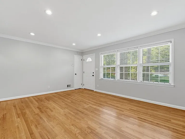 1111 N Valley Dr — Photo 14