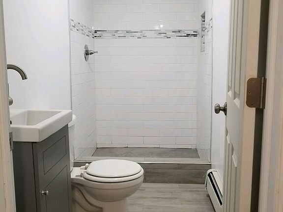 3rd image of 592 Union Ave