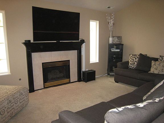 3rd image of 713 N Willow Crest Ln