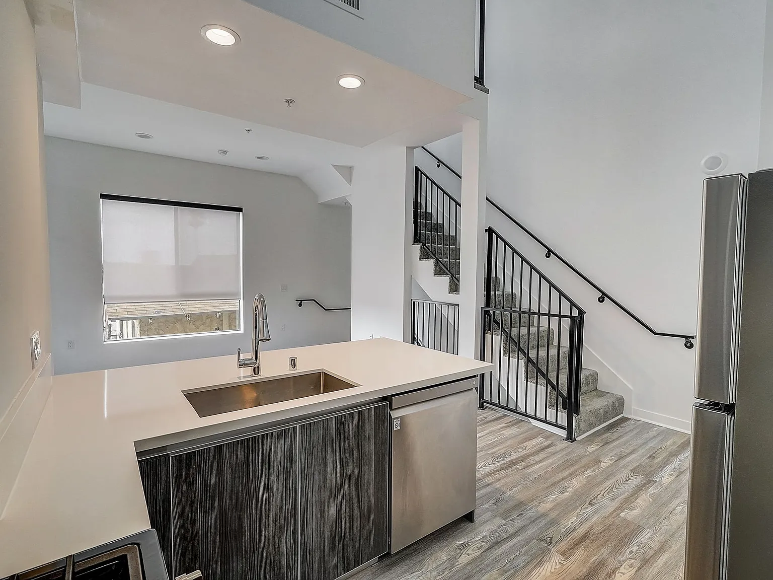 1 bed, 1.5 bath, 850 sqft, $2,400 — Photo 2