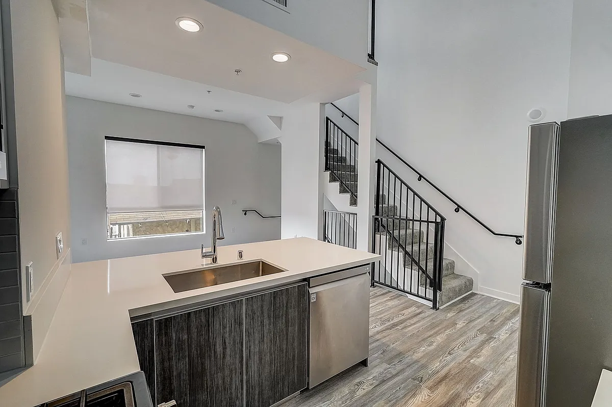 Building Photo - 519 N Normandie Ave #9