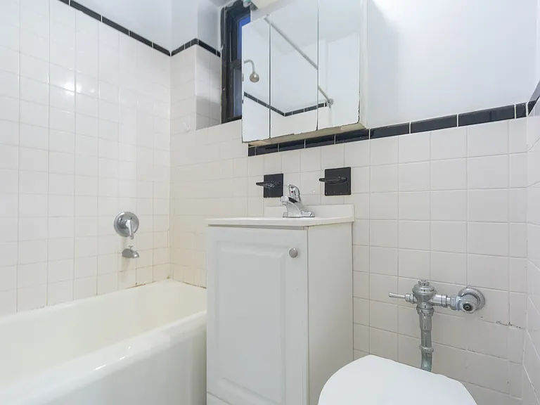 210 E 38th St #2G — Photo 5