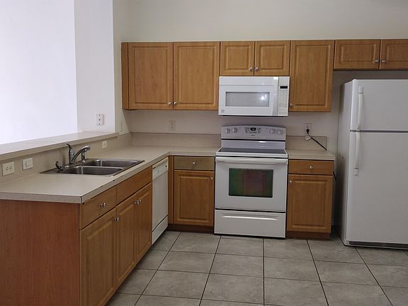 2nd image of 1070 Ainsworth St E