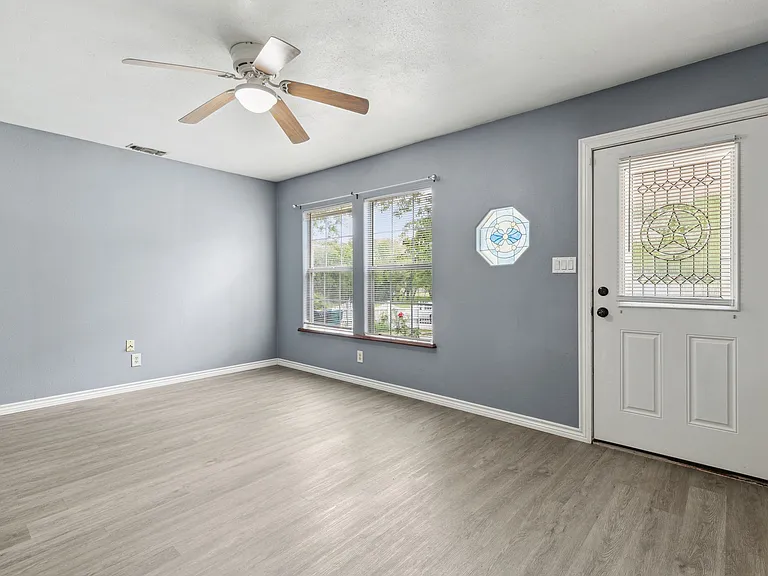 1424 Knight St — Photo 5