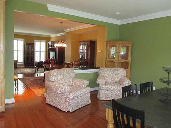 Sitting & Breakfast Area