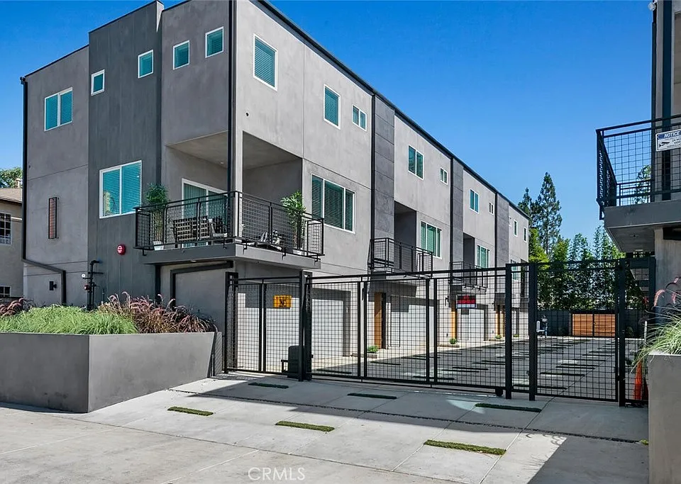 13538 Vanowen St #4
