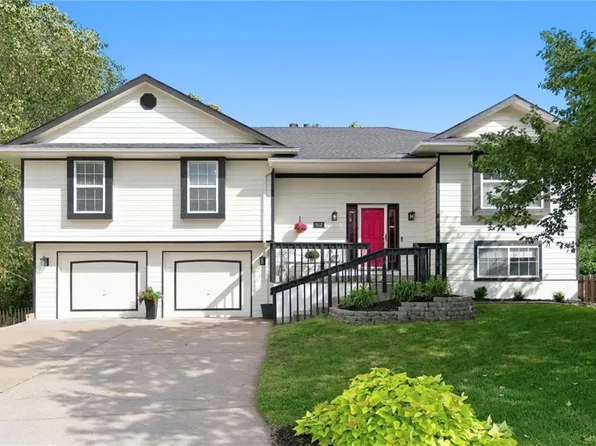 912 Village St, Leavenworth, KS 66048