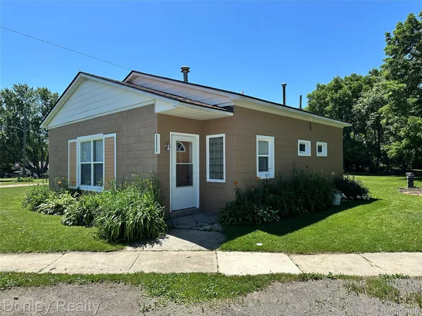 2776 Angle St, Marlette, MI 48453