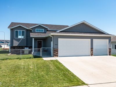 3910 Amari Loop NW, Mandan, ND, 58554