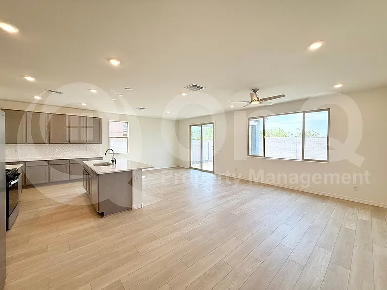 2980 E Augusta Ave — Photo 15