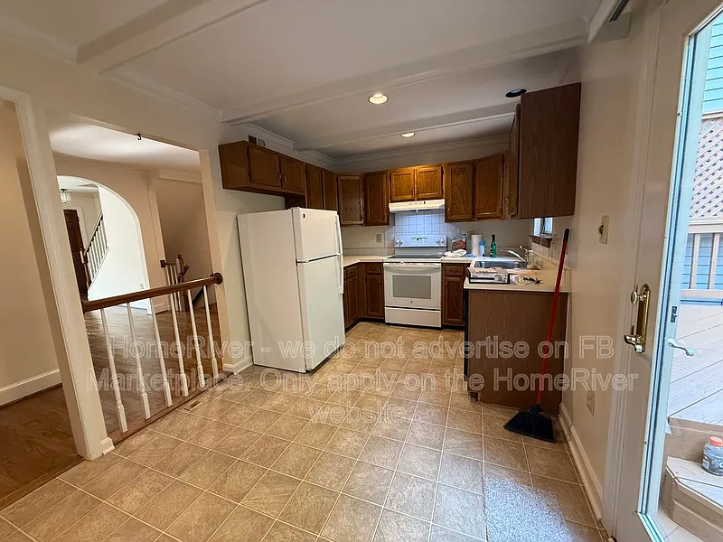 3 bed, 2.5 bath, 1800 sqft, $2,500 — Photo 3