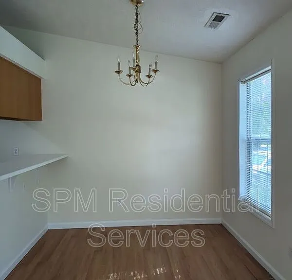 717 Varsity Dr — Photo 5