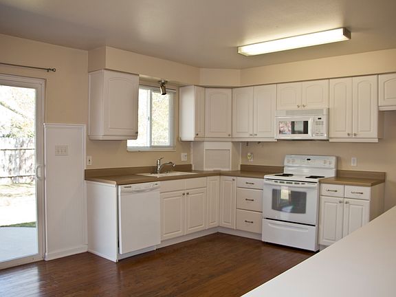 Bright kitchen w/ wood floor