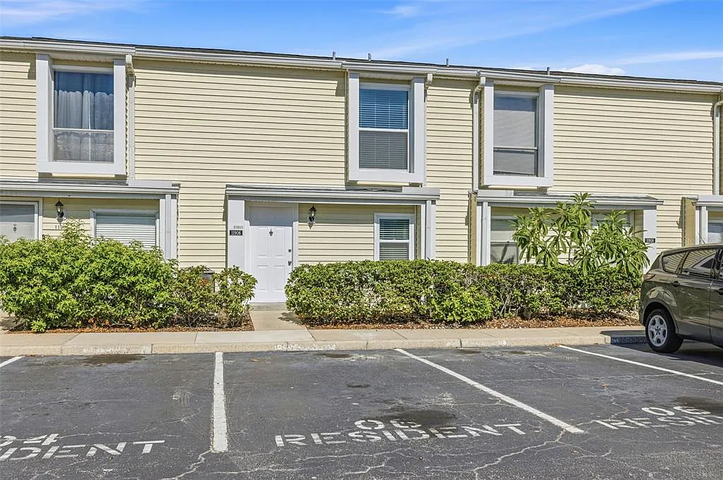 2 bed, 1.5 bath, 960 sqft, $1,800 — Photo 2