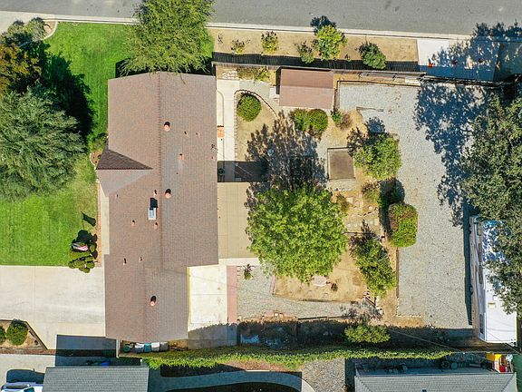 3rd image of 1888 Wellesley Dr