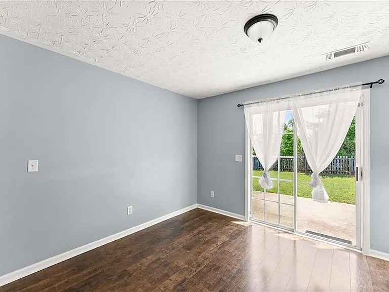 104 Jameston Dr — Photo 8