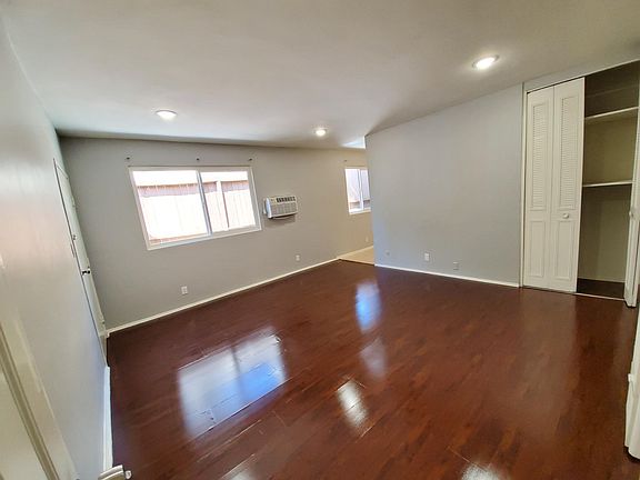 3rd image of 916 Robinson St