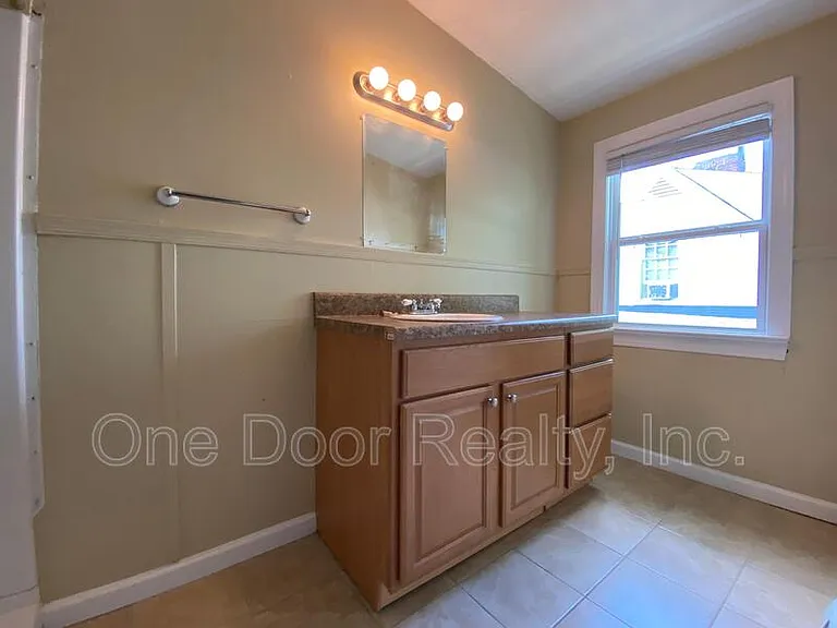 1107B Richmond Rd — Photo 10