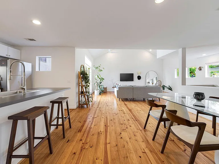 824 Ruthven St — Photo 3