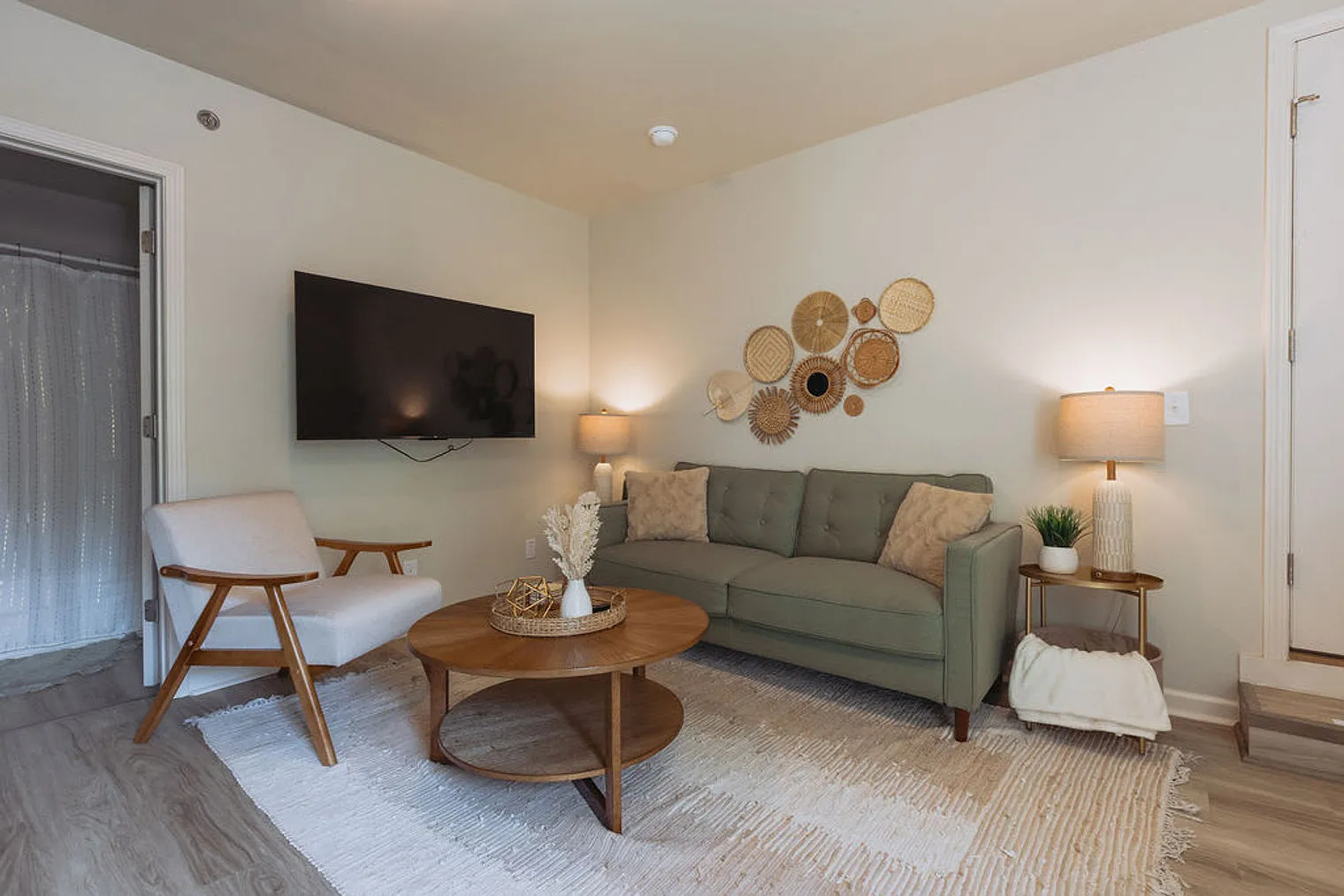 1 bed, 1.0 bath, 592 sqft, $1,938 — Photo 1