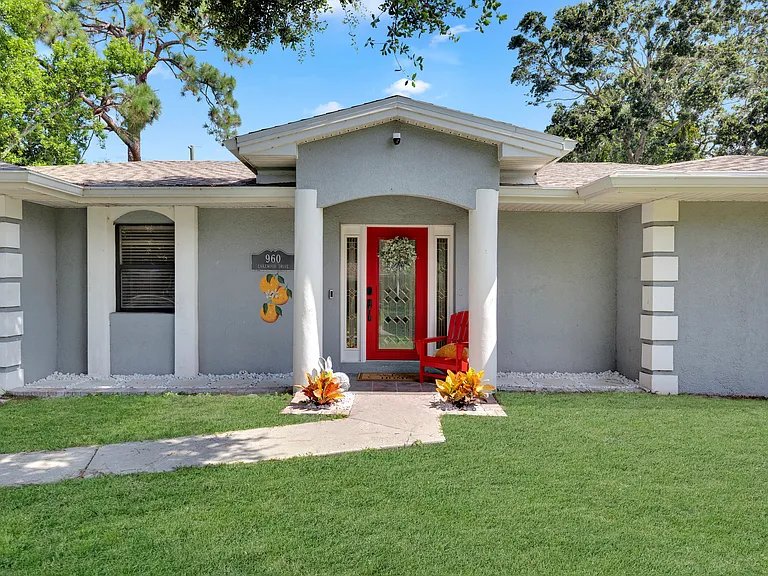 960 Lakewood Dr — Photo 1