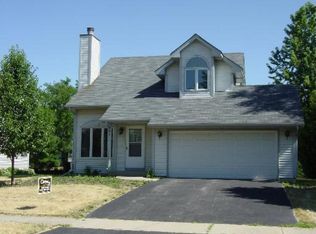 601 Pinewood Dr, North Aurora, IL 60542