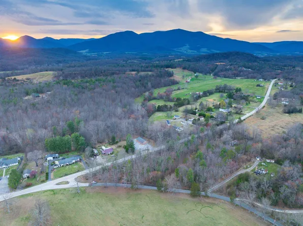 E Branch Loop, Roseland, VA 22967