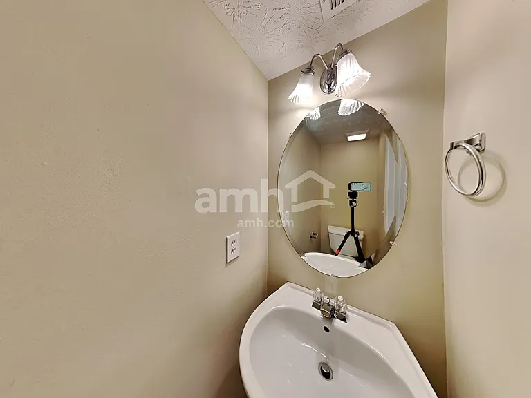 930 W Oaks Dr — Photo 6