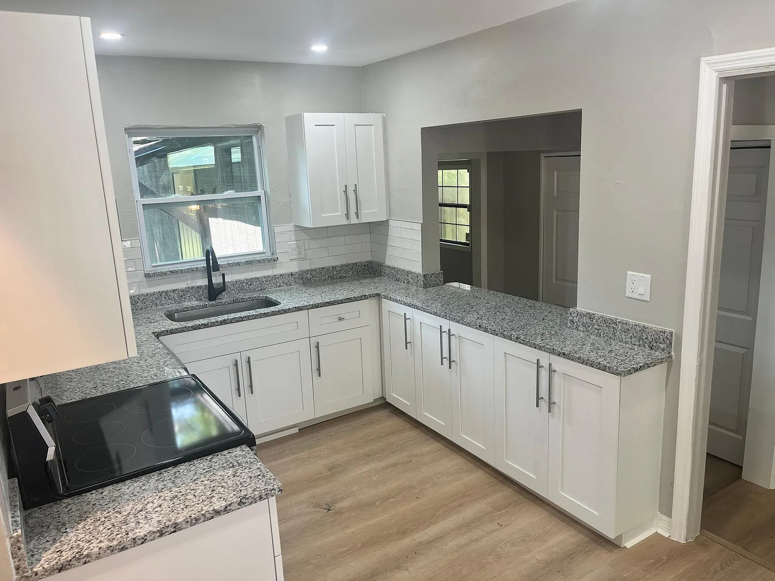 3 bed, 1000 sqft, $2,390 — Photo 2