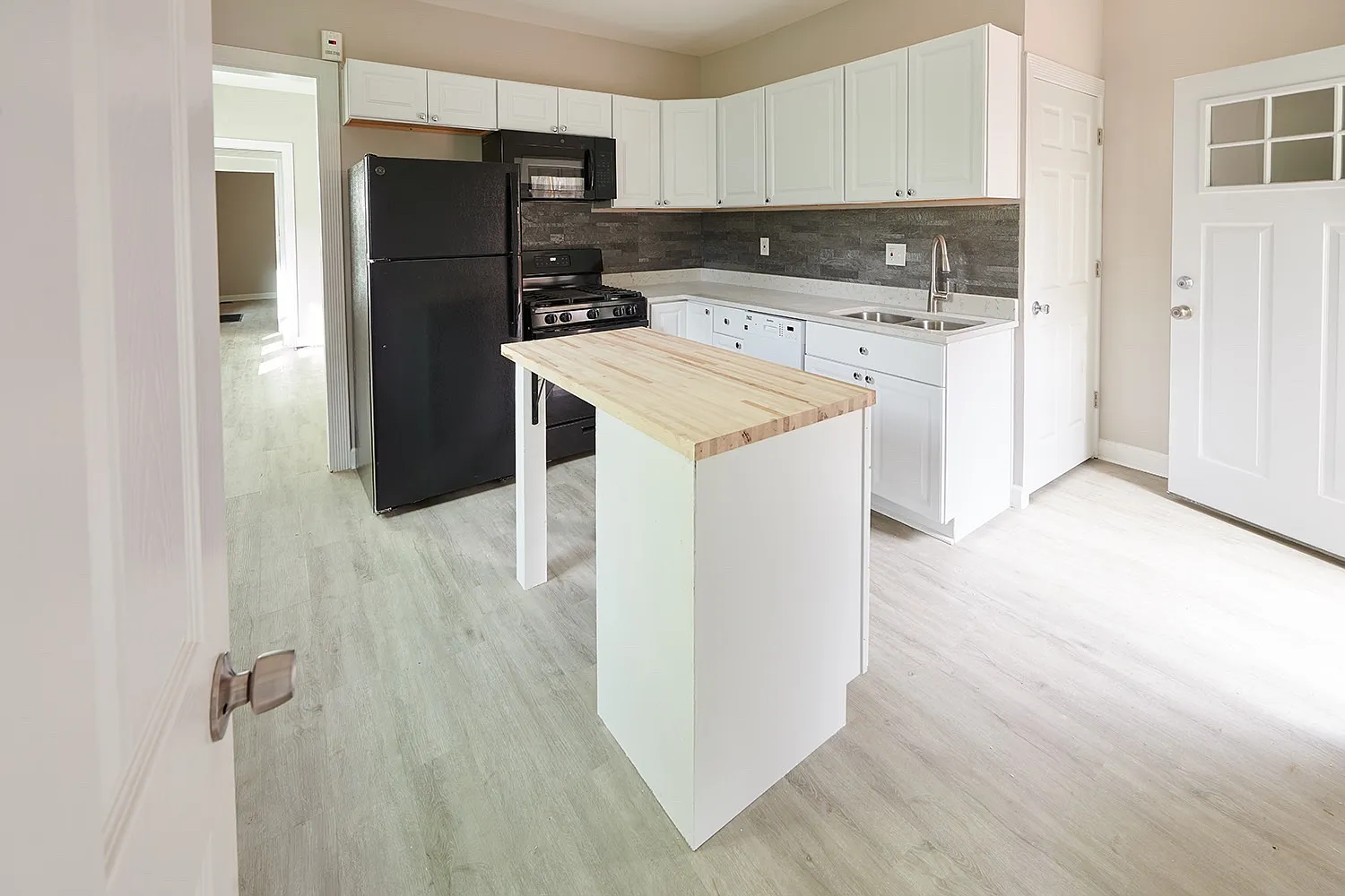 2354 Victor St — Photo 2