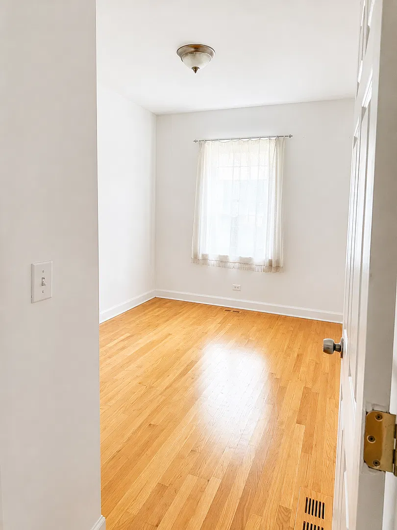 Bright & Spacious First-Floor 2-Bedroom Residence Near Logan Square — Photo 4