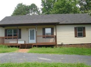 1560 Castell Ln, Hickory, NC 28601