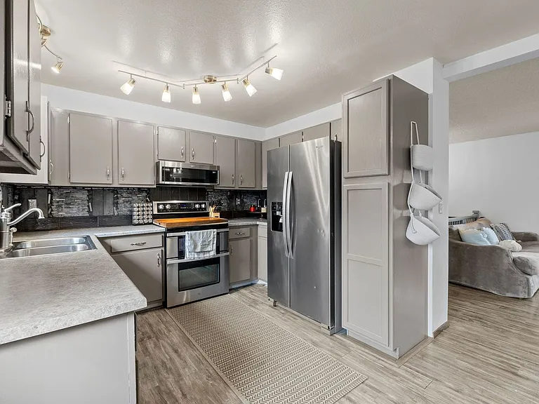 4303 Eastcrest Cir W — Photo 10